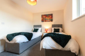 BEST PRICE! STUNNING 2 Bed City Centre - 4 single beds or 2 Super king, Smart TVs, Sofa Bed & FREE SECURE PARKING